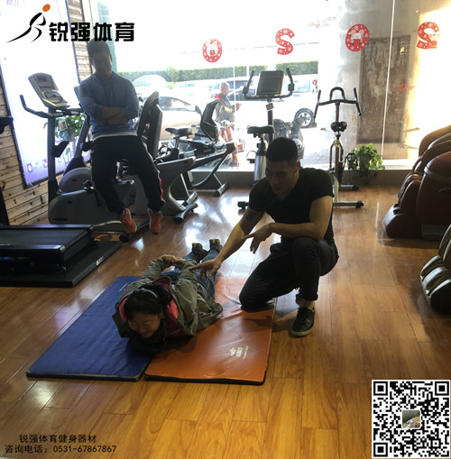 指導同事頸椎保養(yǎng).jpg 指導同事頸椎保養(yǎng).jpg