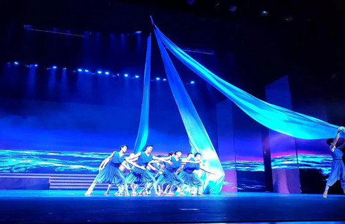 參加晚會(huì)演出.jpg 參加晚會(huì)演出.jpg